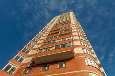 Mavi gökyüzü ile modern Bina dış düşük açılı görünüş