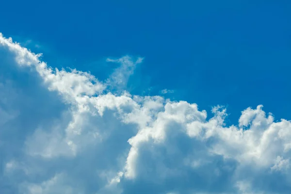 雲の背景の深い青色の明るい空 — ストック写真