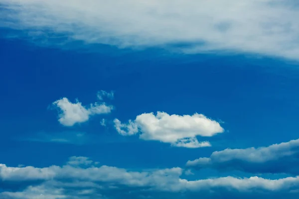 Μία Απλή Σύννεφο Στον Ουρανό Καλοκαίρι Ηλιόλουστη Μέρα Καθαρή Έννοια — Φωτογραφία Αρχείου