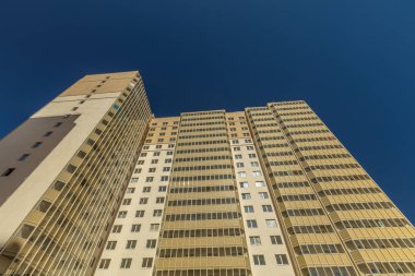 Mavi gökyüzü ile modern Bina dış düşük açılı görünüş