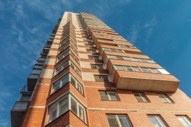 Mavi gökyüzü ile modern Bina dış düşük açılı görünüş