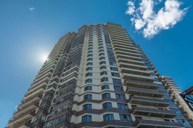 Mavi gökyüzü ile modern Bina dış düşük açılı görünüş