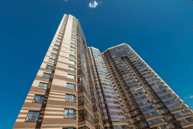 Mavi gökyüzü ile modern Bina dış düşük açılı görünüş