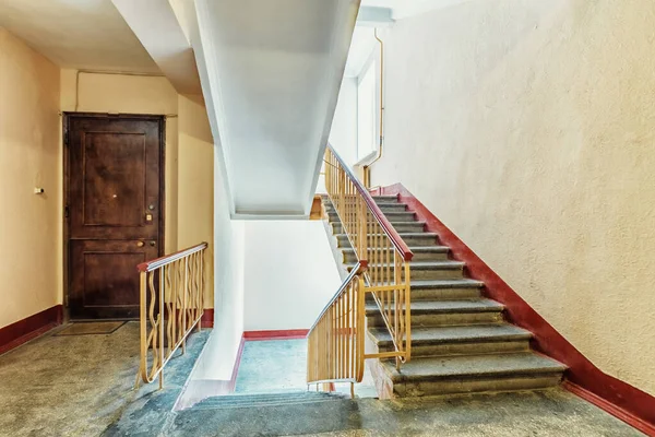 Escadas Old Apartment Building Entrada Com Escadaria Simétrica Tectos Altos — Fotografia de Stock