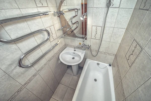 Φωτεινό Καθαρό Μικρό Μπεζ Πλακάκι Μπάνιο Μπανιέρα Και Νεροχύτη — Φωτογραφία Αρχείου