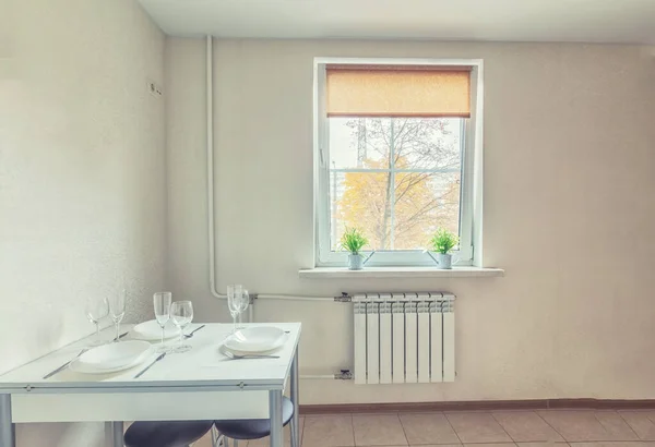 Eenvoudige Tafel Twee Stoelen Raam Radiator Buurt Keuken — Stockfoto