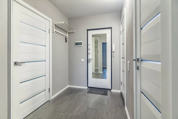閉じた木製のドアと空の住宅の入り口小さな廊下 — ストック写真