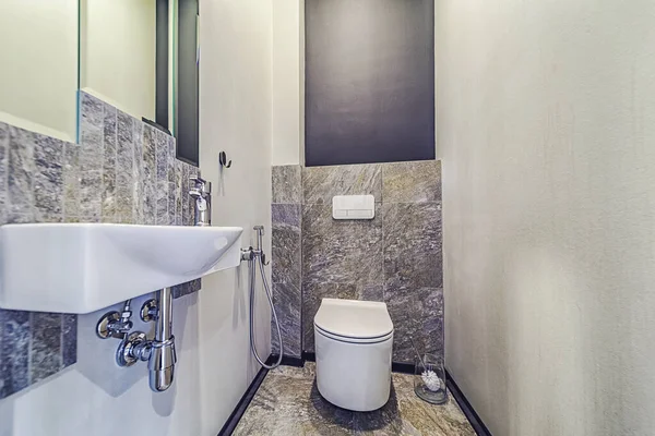Tigela Vaso Sanitário Montada Branco Banheiro Moderno Com Espelho Escova — Fotografia de Stock