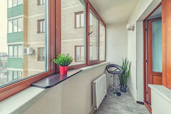 Kleiner Sauberer Gemütlicher Balkon Mit Fenstern Winziger Stadtwohnung Mit Pflanzen Stockbild