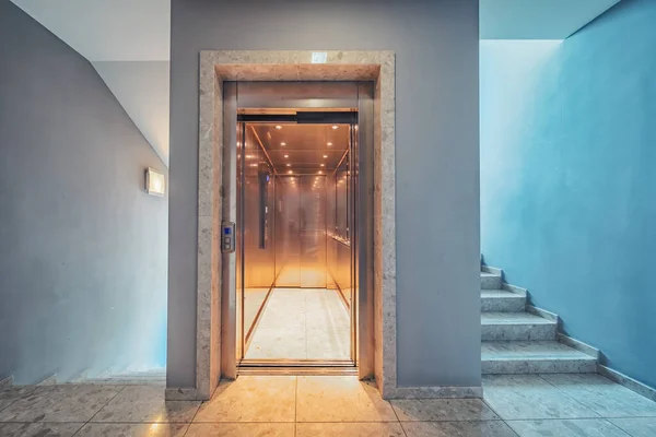 Aufzug Und Treppe Auf Und Einem Modernen Eleganten Gebäude Stockfoto