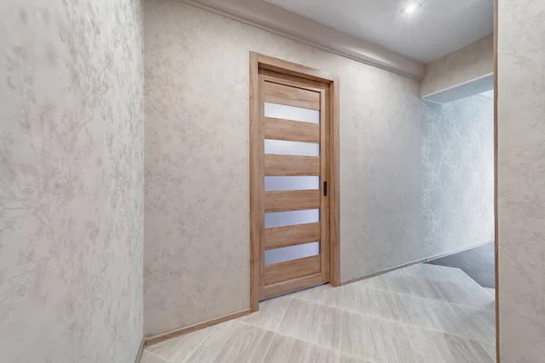 Leere Wohnhauseinfahrt Mit Geschlossenen Holztüren — Stockfoto
