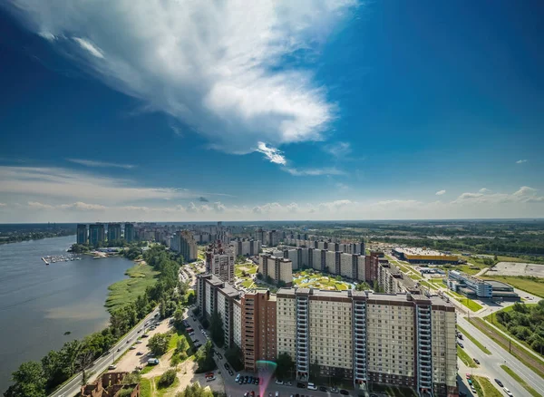 Residencial Nuevo Barrio Con Rascacielos Parques Verano Día Soleado Brillante —  Fotos de Stock