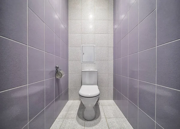 Weiße Montierte Toilettenschüssel Modernen Badezimmer Mit Gefliesten Wänden Und Papierhalter Stockfoto