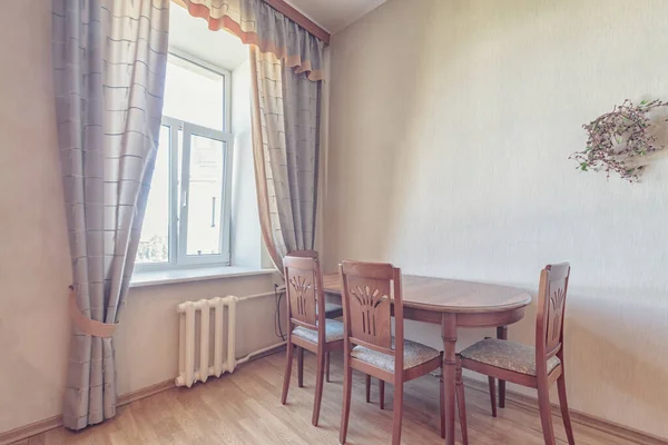 Einfacher Tisch Und Zwei Stühle Fenster Und Heizkörper Der Nähe — Stockfoto