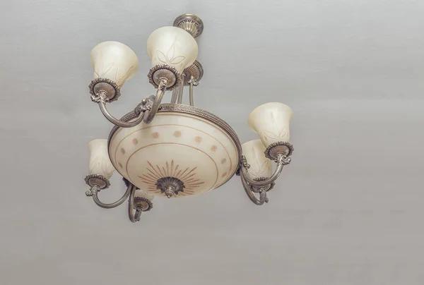 Огромная Люстра Электрическими Лампочками Модном Потолке — стоковое фото