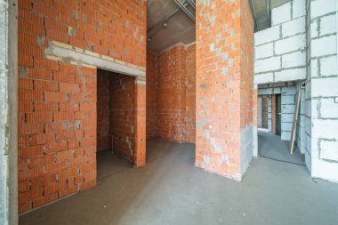 Konut yenileme şantiyesi. Yeni beton döşemeden önce boş oda