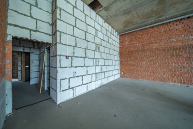 Konut yenileme şantiyesi. Yeni beton döşemeden önce boş oda