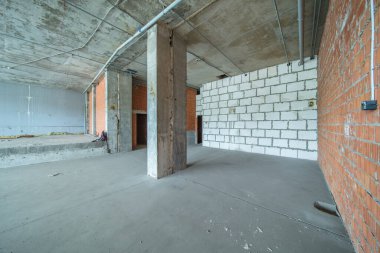Konut yenileme şantiyesi. Yeni beton döşemeden önce boş oda