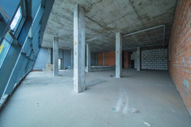 Konut yenileme şantiyesi. Yeni beton döşemeden önce boş oda