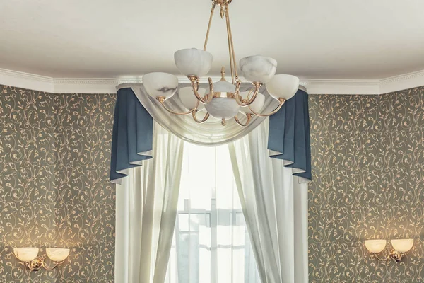 Enorme Kroonluchter Close Met Elektrische Lampen Fancy Plafond — Stockfoto