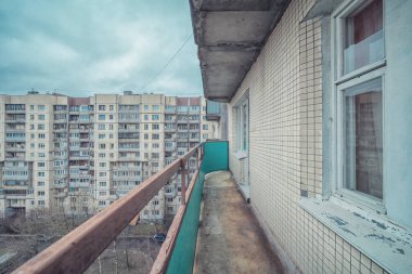 Yüksek apartmandaki eski açık balkon. Çimento bina hizmetçisi.