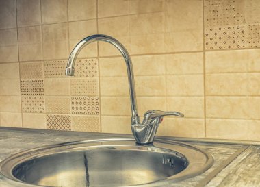 Modern musluğu kapat ve mutfaktaki seramik lavaboyu kapat.