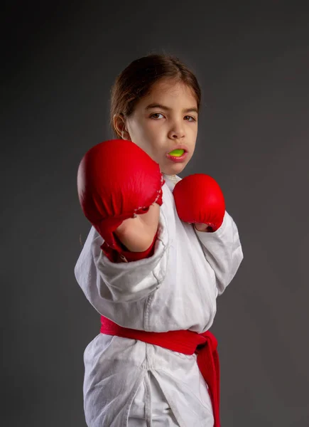 Il ragazzo del karate colpisce — Foto Stock