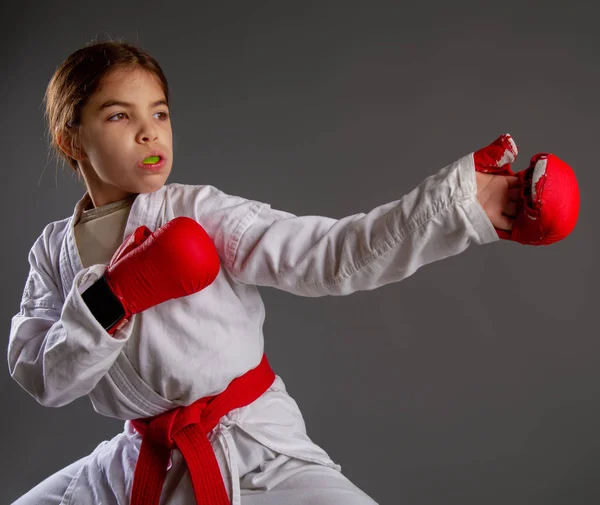 Il ragazzo del karate colpisce — Foto Stock