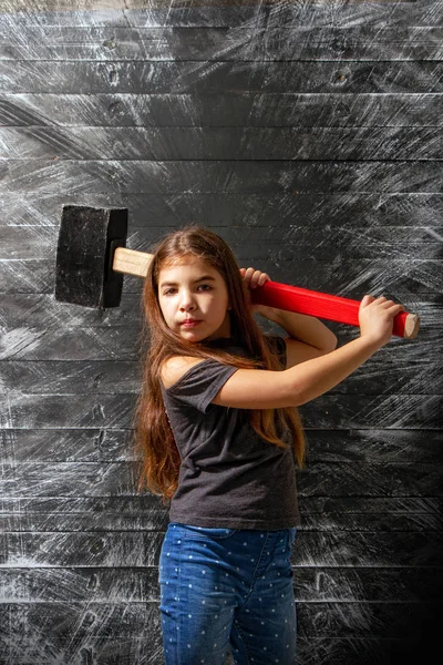 Meisje met hamer — Stockfoto