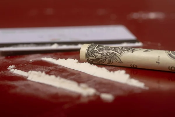 Cocaína en una mesa roja —  Fotos de Stock