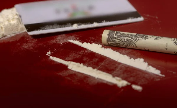Cocaína en una mesa roja —  Fotos de Stock