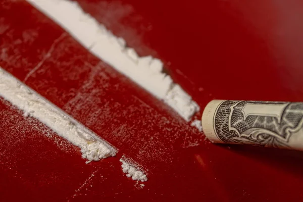 Cocaïne sur une table rouge — Photo