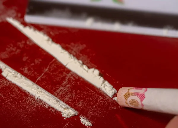 Cocaína en una mesa roja —  Fotos de Stock