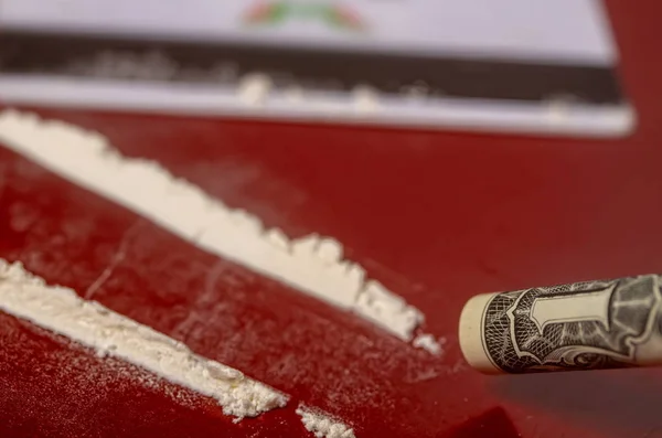 Cocaïne sur une table rouge — Photo