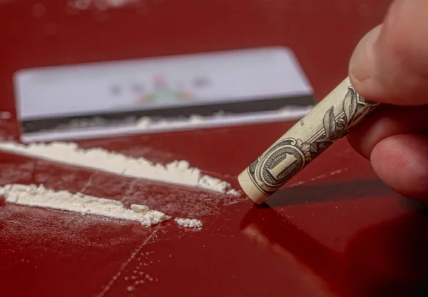 Cocaína en una mesa roja —  Fotos de Stock