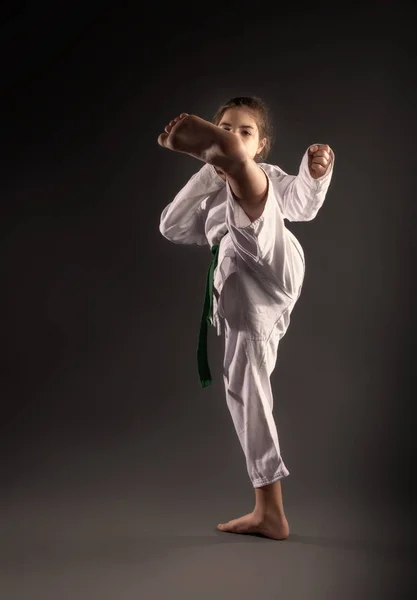 Kleine karateka meisje — Stockfoto