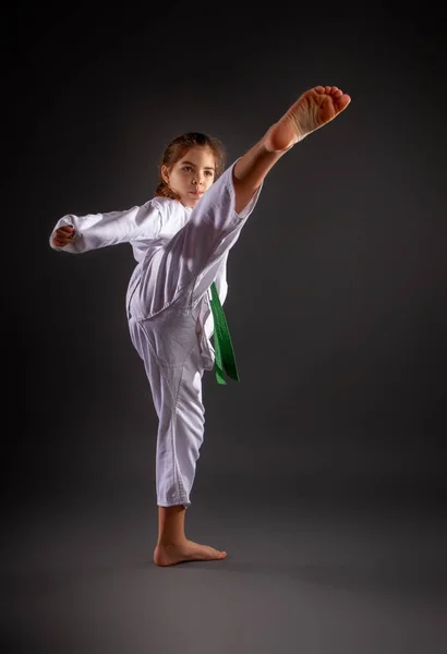 Kleine karateka meisje — Stockfoto