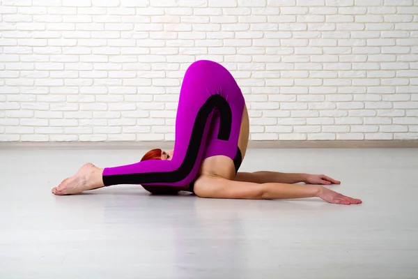 Gadis melakukan yoga — Stok Foto