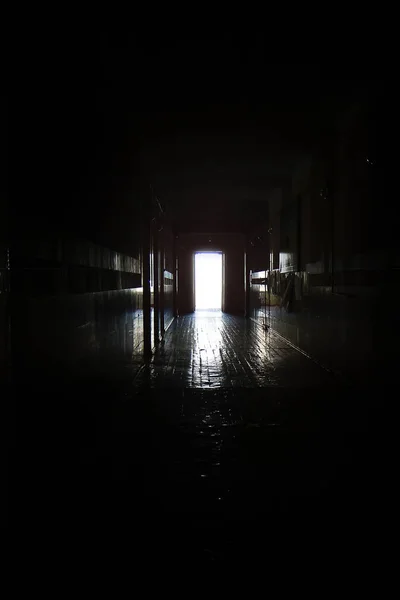 Velho corredor escuro — Fotografia de Stock