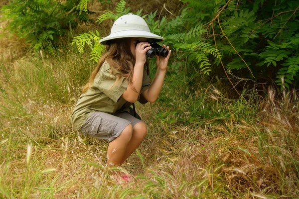 Cortiça capacete menina na natureza — Fotografia de Stock