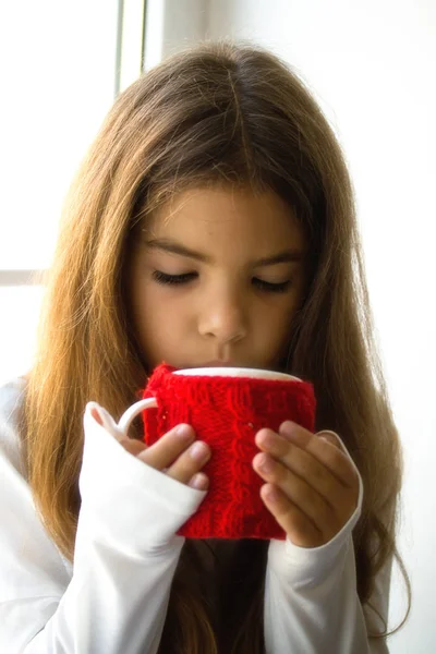 Meisje drinken thee — Stockfoto