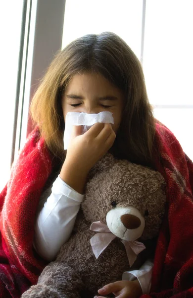 Gadis kecil yang sakit — Stok Foto