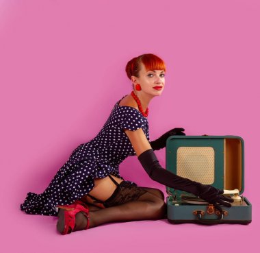 yaşlı fonograf kız