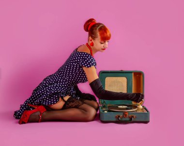 yaşlı fonograf kız