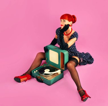 yaşlı fonograf kız