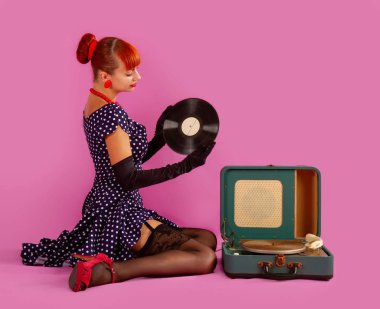 yaşlı fonograf kız