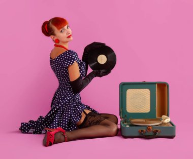 yaşlı fonograf kız