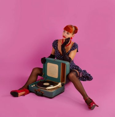 yaşlı fonograf kız