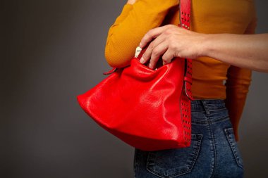 hırsız çantadan çaldı