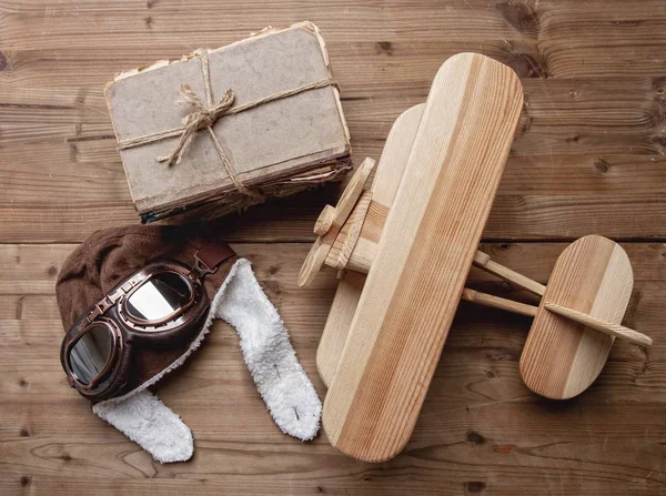 Oude houten vliegtuig — Stockfoto